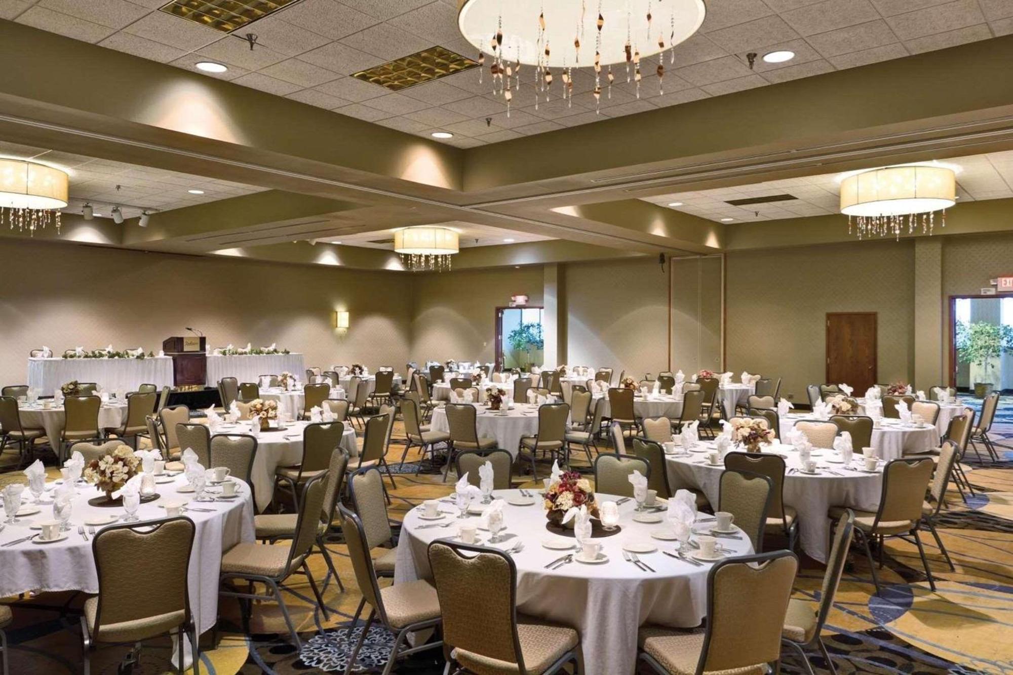 Radisson Hotel Bismarck Exterior photo